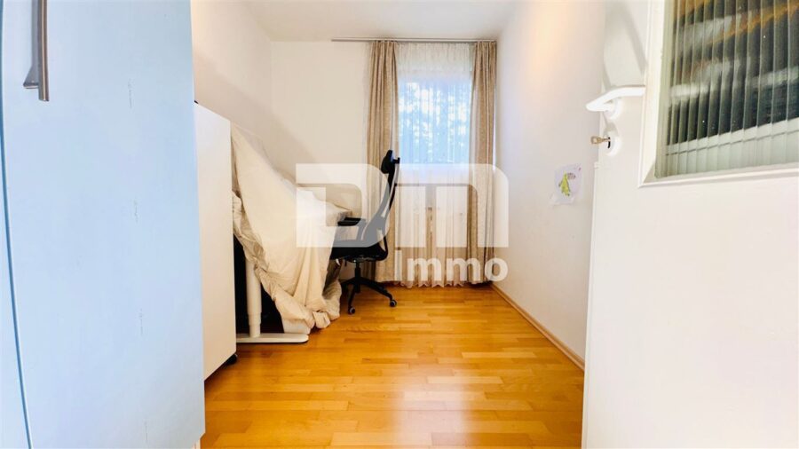 Umfangreich sanierte 4-Zimmerwohnung im EG mit Balkon in hervorragender Wohnlage - Kinderzimmer / Gästezimmer / Büro 1
